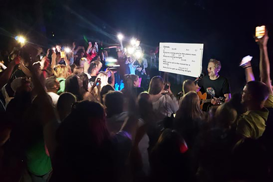 Jan Jahn singt mit Menschen im Stadtpark