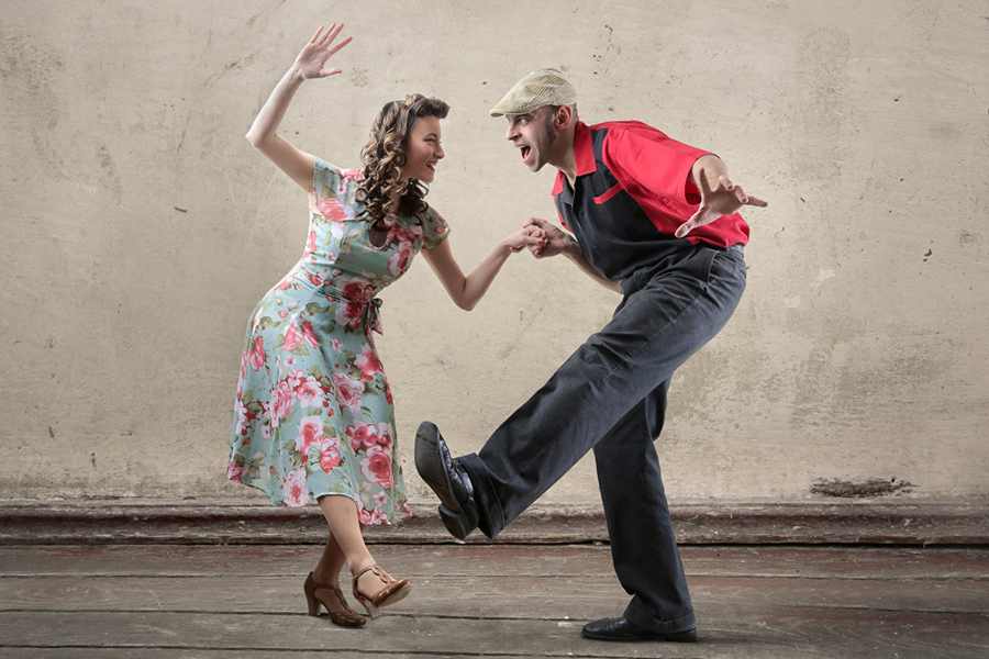 Eine Frau und ein Mann, die Swing tanzen