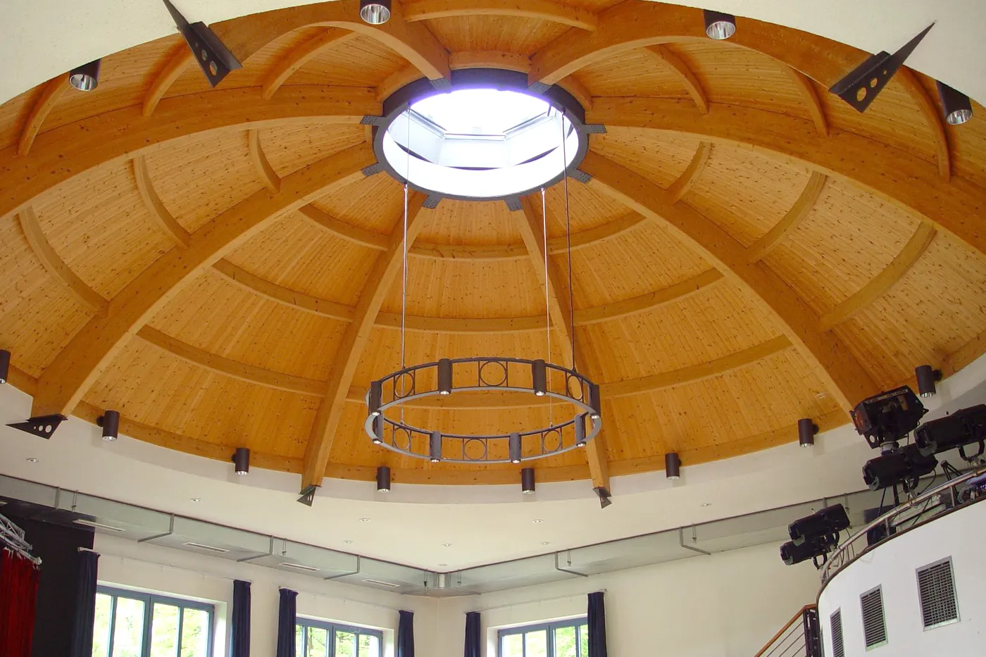 Kuppeldecke im großen Saal des B-Treff