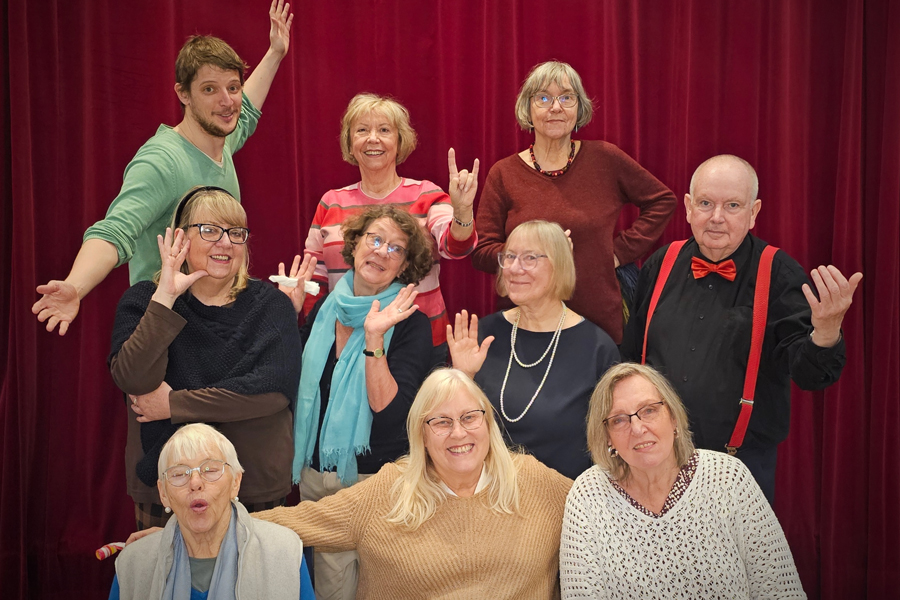 Bild der Impro-Gruppe mit 9 Personen plus Gruppenleiter