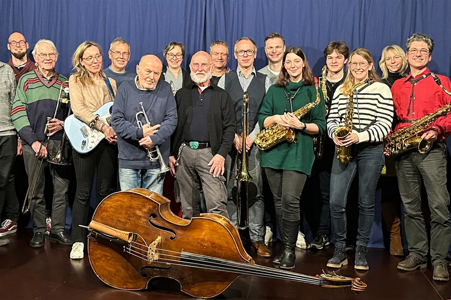 Die Bigband Stint Funk posiert mit Instumenten