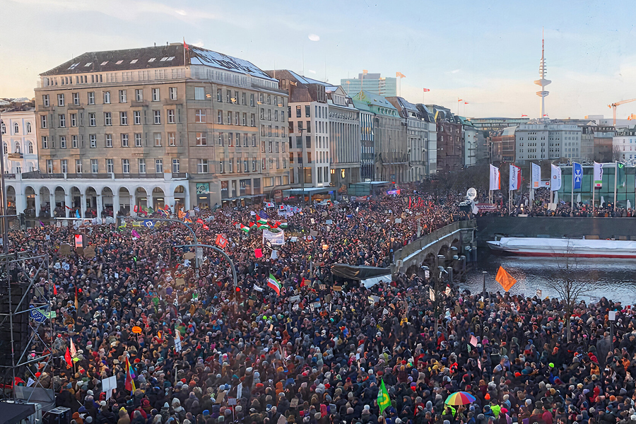 Luftaufnahme der Großdemo gegen rechts in Hamburg 2024, Blick auf den Jungfernstieg