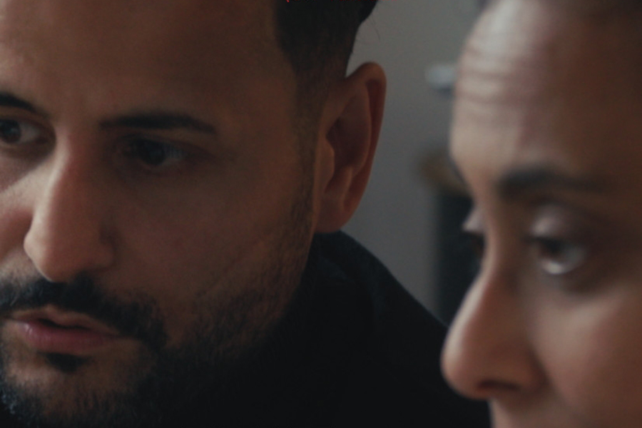 Ausschnitt des Filmplakats zu "Die Möllner Briefe" - ein Mann und eine Frau blicken betroffen auf etwas, das sie sehen, vielleicht einen Brief (ist nicht im Bild zu sehen)