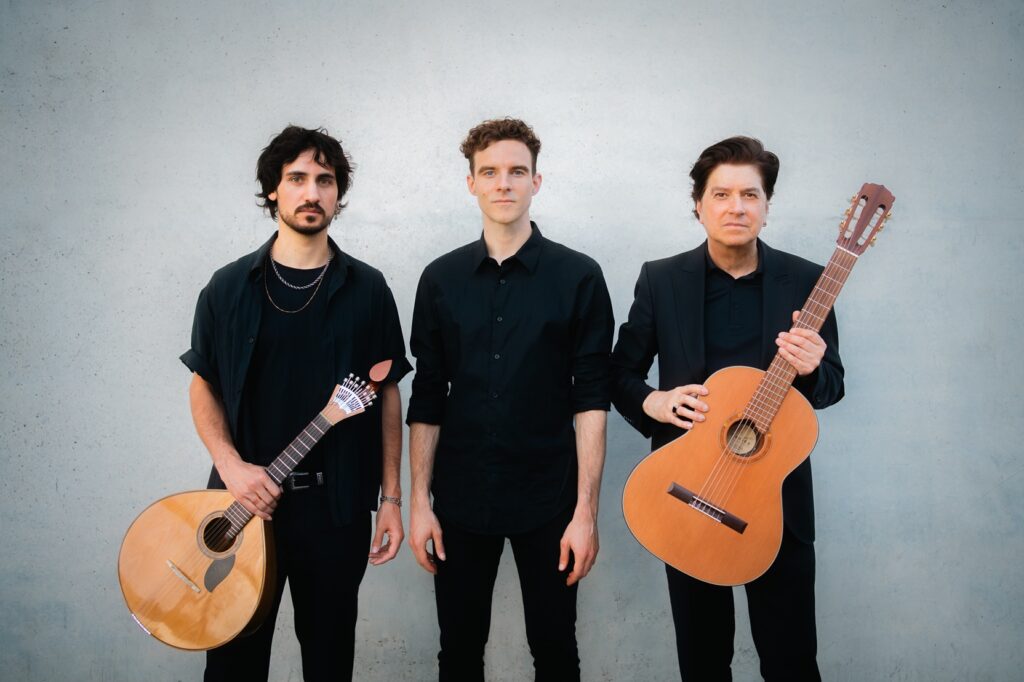 Drei Musiker mit Gitarre und Banjo