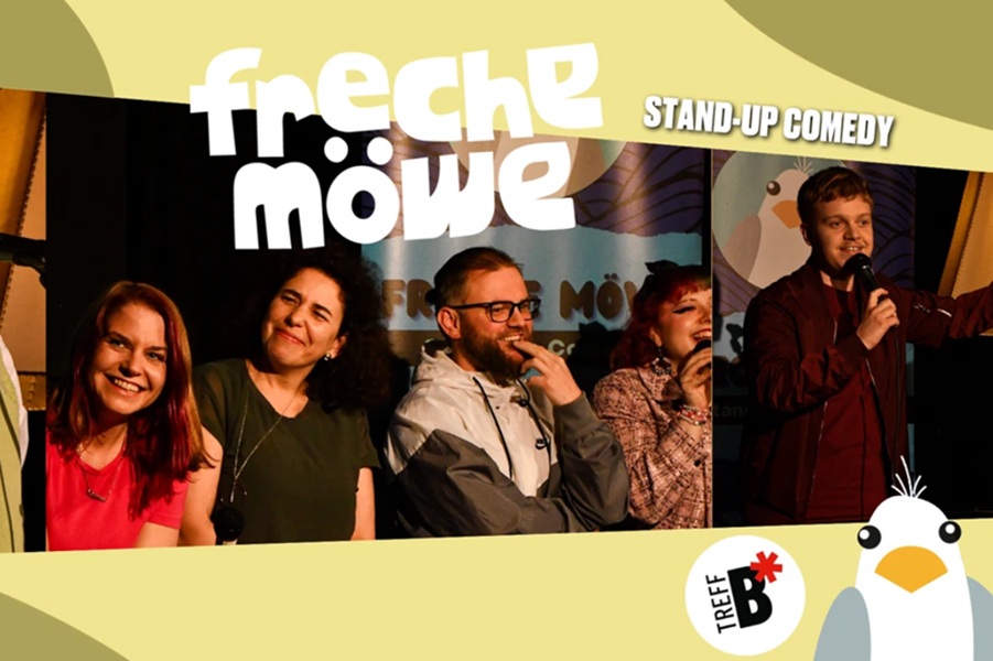 Eine Collage aus zwei Bildern. Links lachendes Publikum. Rechts ein Comedian mit dem Banner der Frechen Möwe hinter sich. Über dem Bild der Schriftzug "Freche Möwe Stand-up-comedy". Rechts darunter das Kurzlogo des B*Treff Altona-Nord sowie der Kopf einer Möwe.