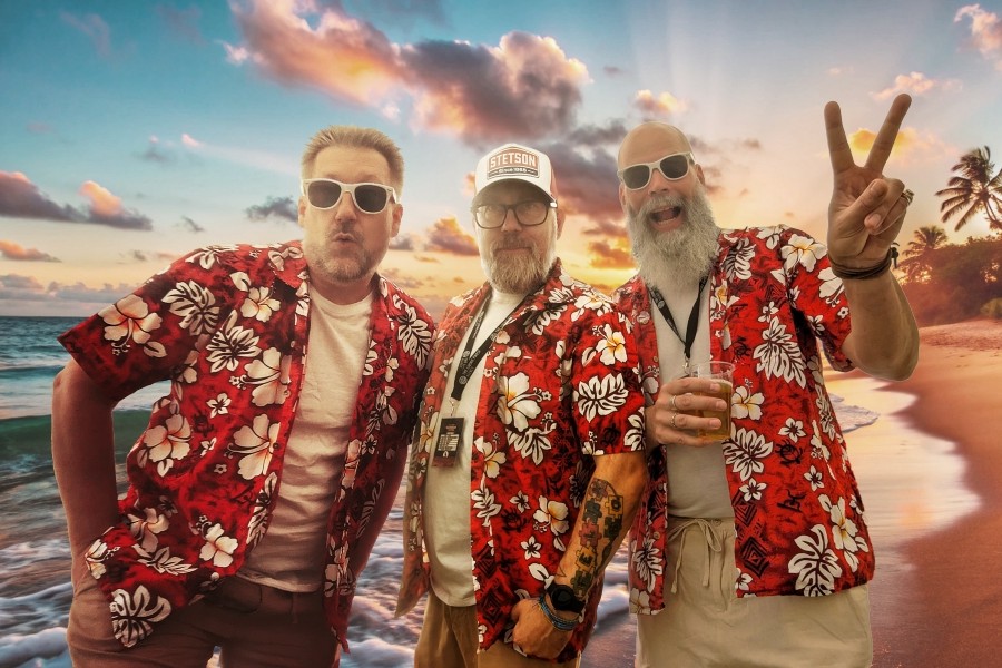 Die Band DESB posiert am Strand