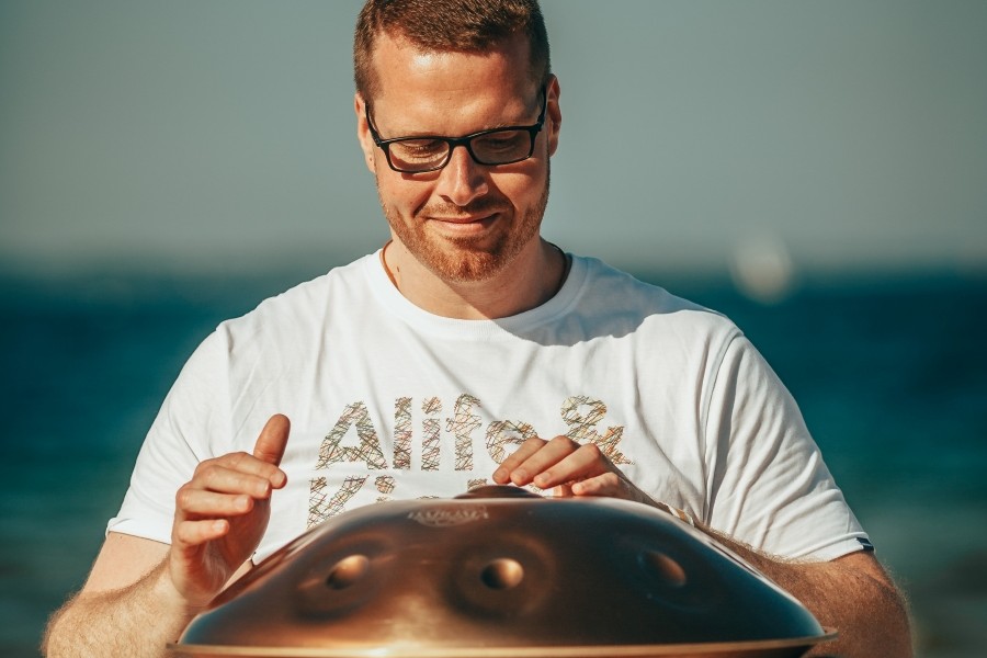 Der Musiker Stefan Patzer an der Handpan